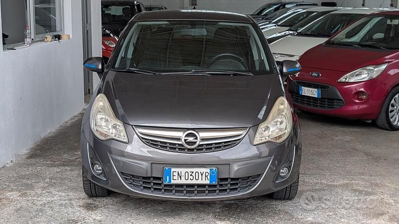 Grigio Usata 2012 Opel Corsa Tre volumi | 3900 € (Buon prezzo) - Immagine 1/4