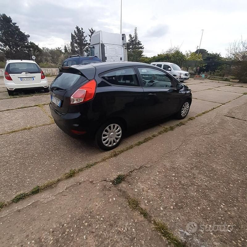 Usata Ford Fiesta 75 CV (55 kW) 2014 Nero Utilitaria