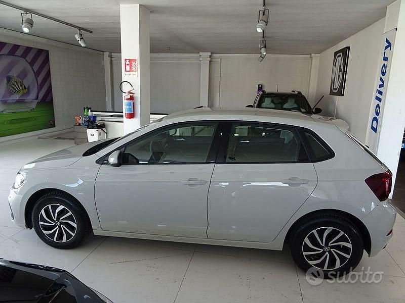 Usata VW Polo Life 95 CV (69 kW) 2023 Beige Utilitaria