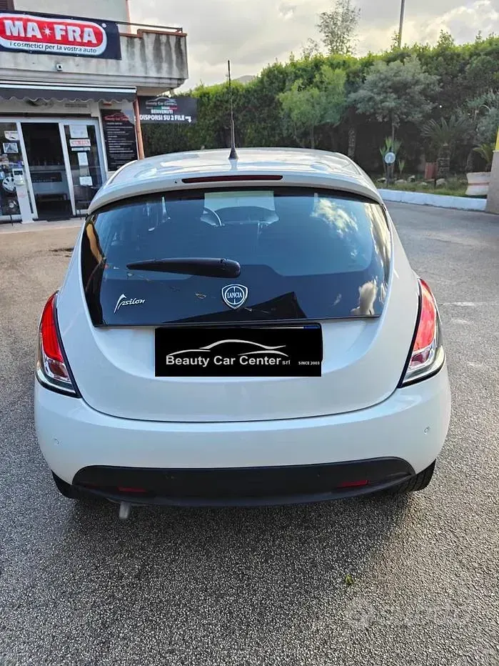 Usata Lancia Ypsilon Gold 69 CV (50 kW) 2015 Bianco Utilitaria