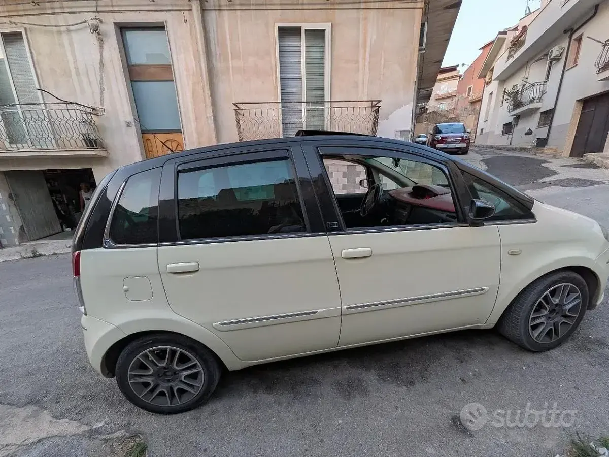 Usata Lancia Musa 120 CV (88 kW) 2008 Bianco Monovolume