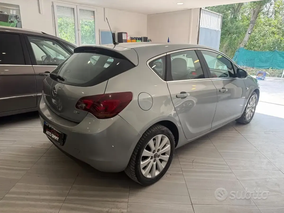 Usata Opel Astra 125 CV (91 kW) 2012 Nero Berlina