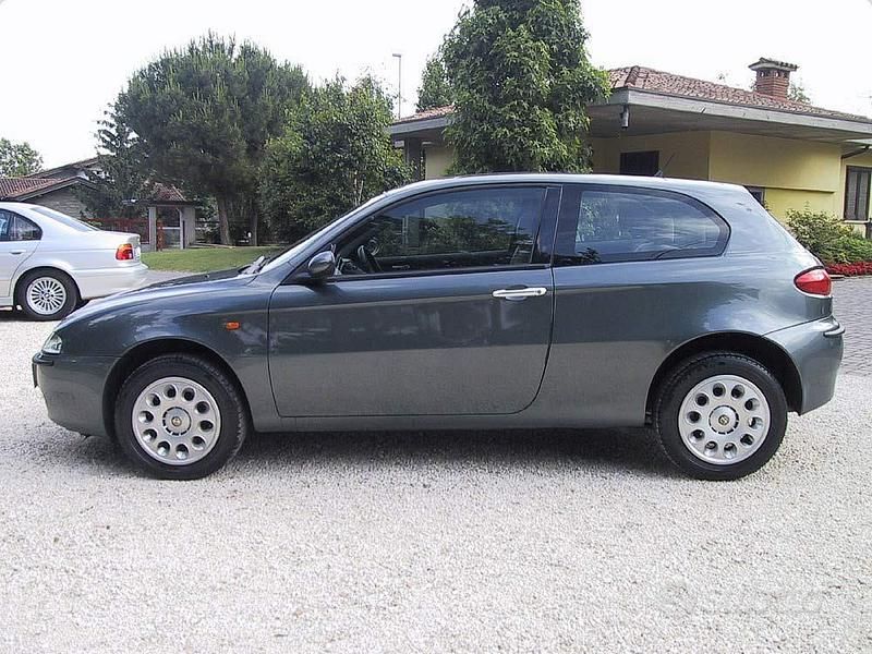 Usata Alfa Romeo 147 115 CV (84 kW) 2001 Grigio Utilitaria