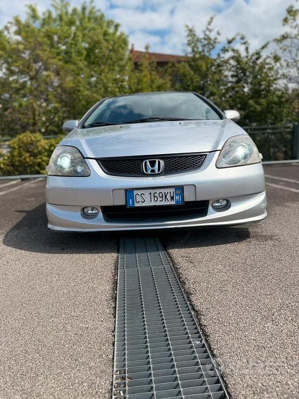 Usata Honda Civic 100 CV (73 kW) 2004 Grigio Berlina