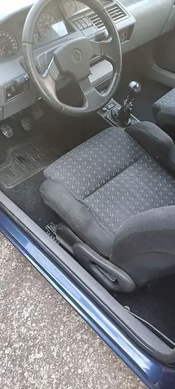 Usata Renault Clio 135 CV (99 kW) 1992 Utilitaria