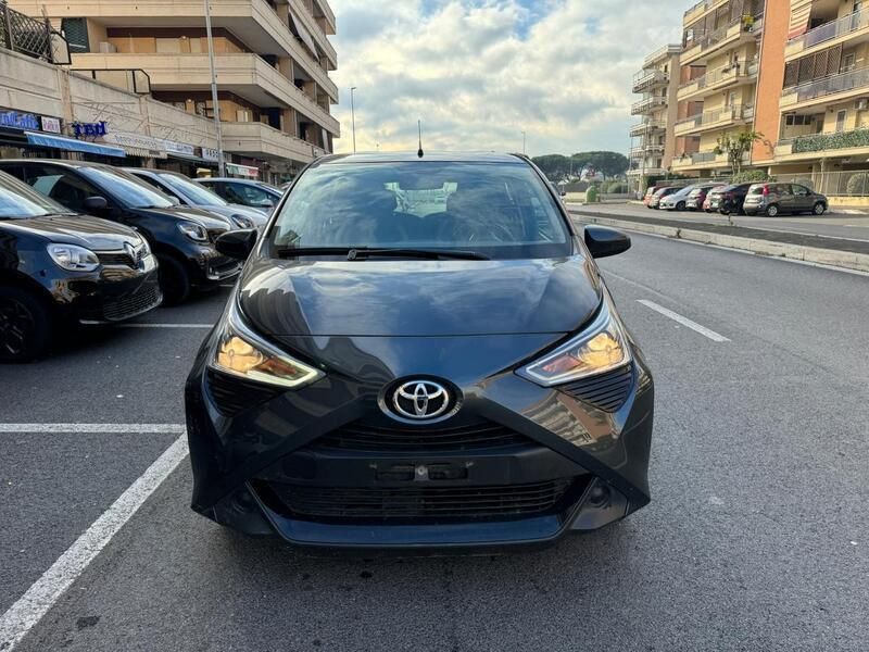 Grigio Usata 2021 Toyota Aygo Connect Style Due volumi | 10.900 € (Buon prezzo) - Immagine 1/4