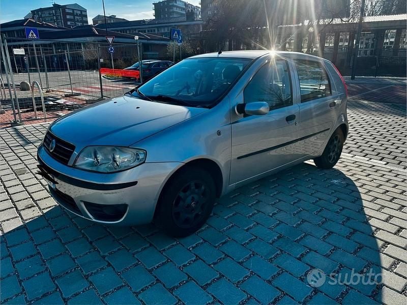 Grigio Usata 2006 Fiat Punto Active Tre volumi | 2800 € (Buon prezzo) - Immagine 1/4