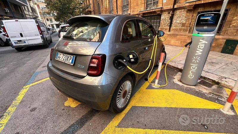 Usata Fiat 500e Red 64 kW (88 CV) 2021 Grigio Berlina