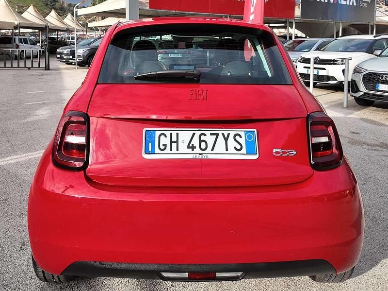 Usata Fiat 500e Red 42 kW (58 CV) 2022 Red pastello Utilitaria