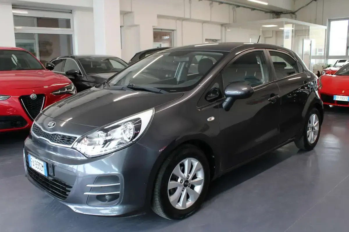 Usado Kia Rio Active 90 HP (66 kW) 2016 Cinzento Citadino