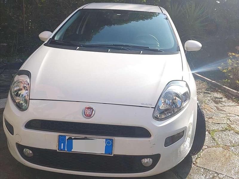 Bianco Usata 2017 Fiat Punto Lounge Tre volumi | 7500 € (Buon prezzo) - Immagine 1/4