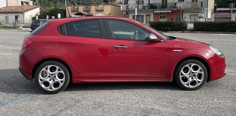 Usata Alfa Romeo Giulietta Sprint 120 CV (88 kW) 2015 Rosso Utilitaria