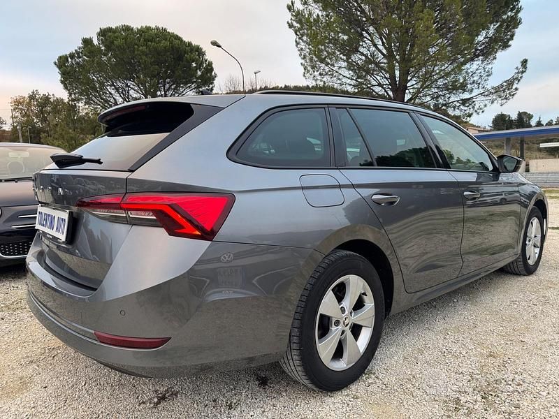Usata Skoda Octavia Executive 116 CV (85 kW) 2022 Grigio Station wagon