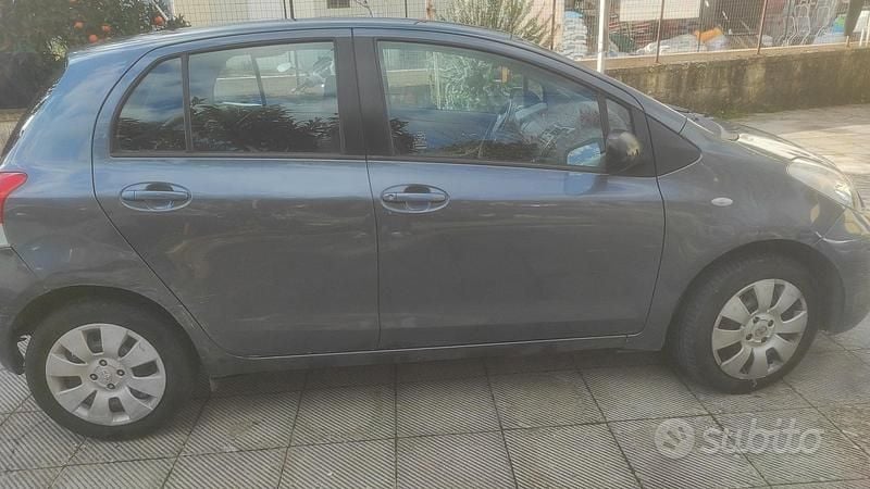 Usata Toyota Yaris 86 CV (63 kW) 2009 Grigio Berlina