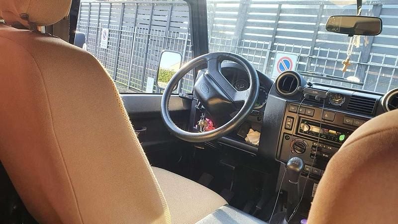 Usata Land Rover Defender SE 122 CV (89 kW) 2010 Nero Station wagon