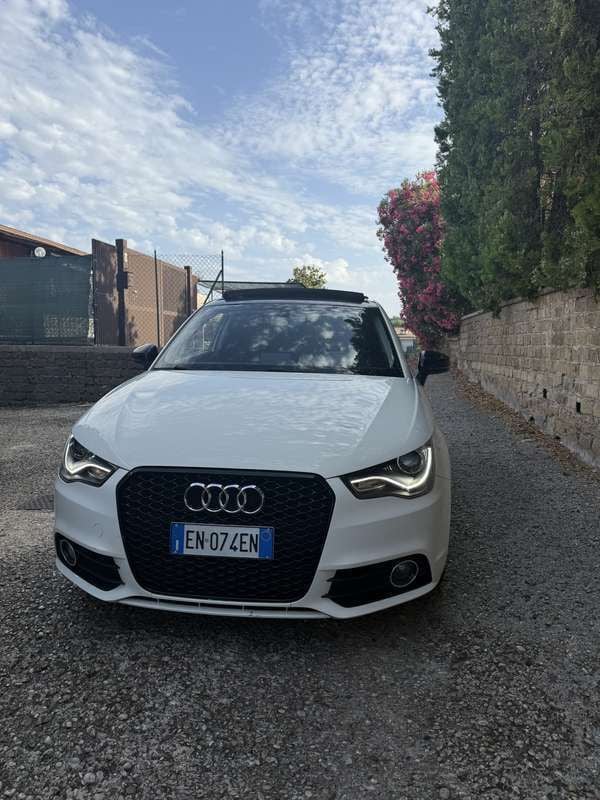 Bianco Usata 2012 Audi A1 Attraction Due volumi | 9800 € (Buon prezzo) - Immagine 1/4