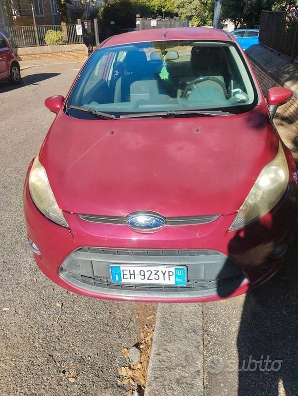 Usata Ford Fiesta 75 CV (55 kW) 2013 Rosso Utilitaria