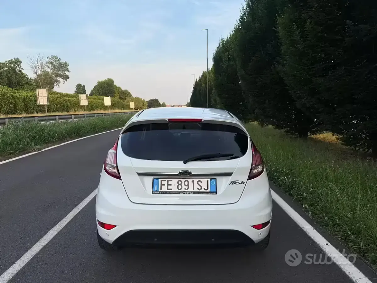 Usata Ford Fiesta Titanium 75 CV (55 kW) 2016 Bianco Utilitaria