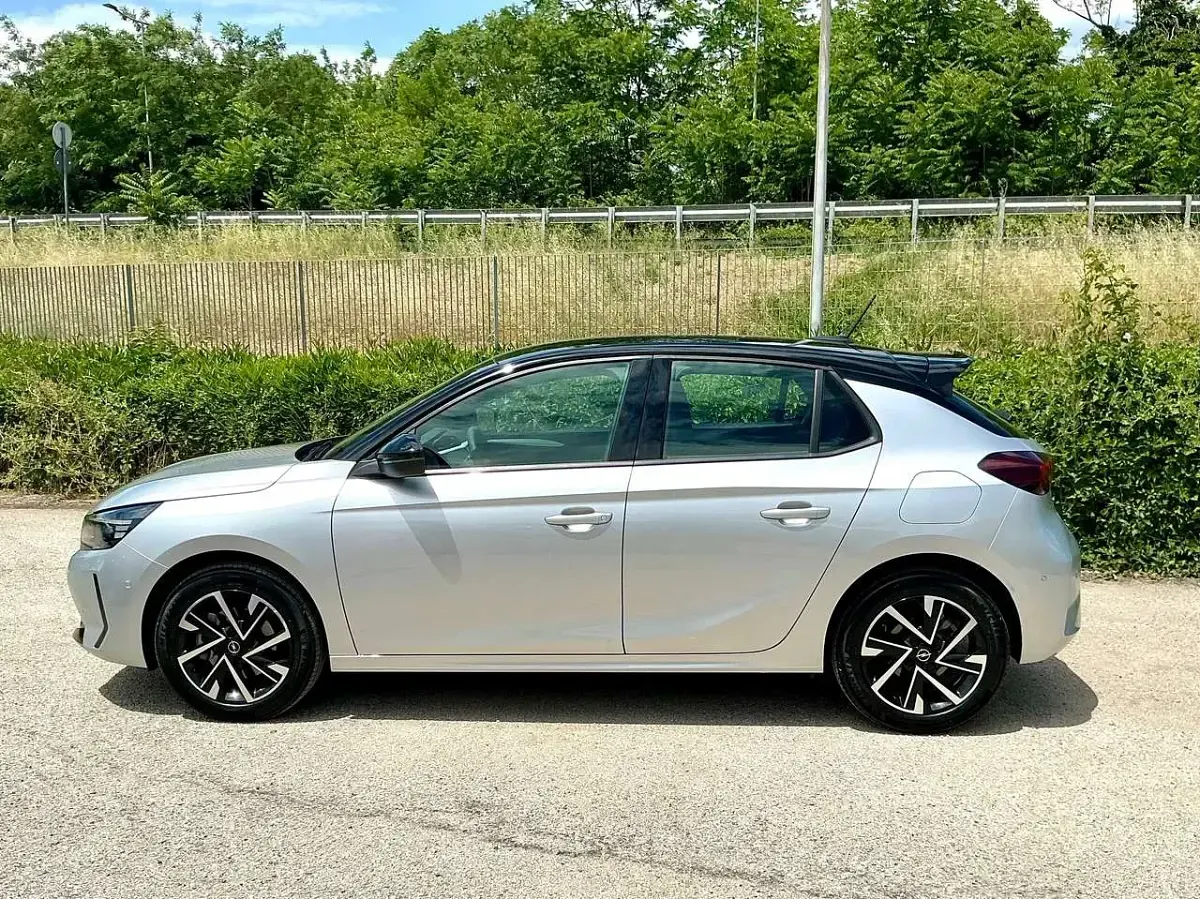 Usata Opel Corsa 101 CV (74 kW) 2025 Argento/tetto nero Utilitaria