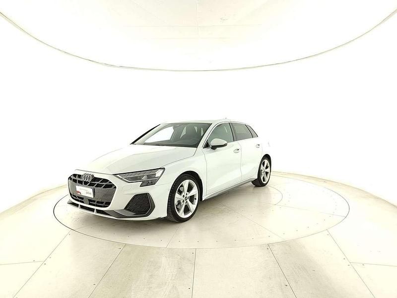 Bianco ghiaccio metallizzato Usata 2024 Audi A3 S-Line Tre volumi | 34.900 € (Buon prezzo) - Immagine 1/4