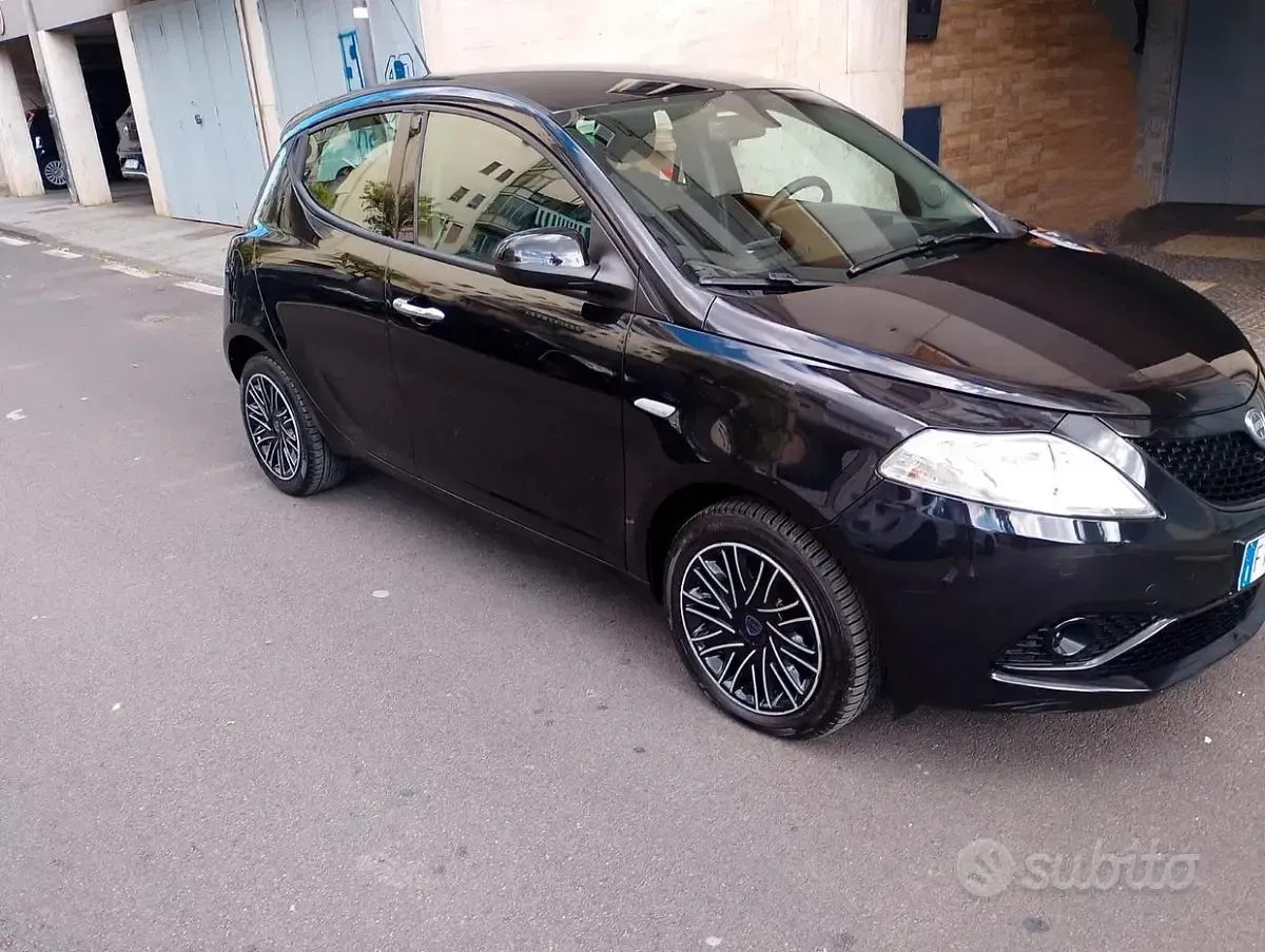 Usata Lancia Ypsilon 69 CV (50 kW) 2018 Nero Utilitaria