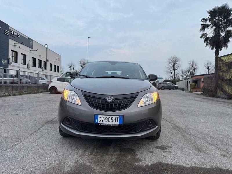 Usata Lancia Ypsilon Gold 69 CV (50 kW) 2024 Grigio granito Utilitaria