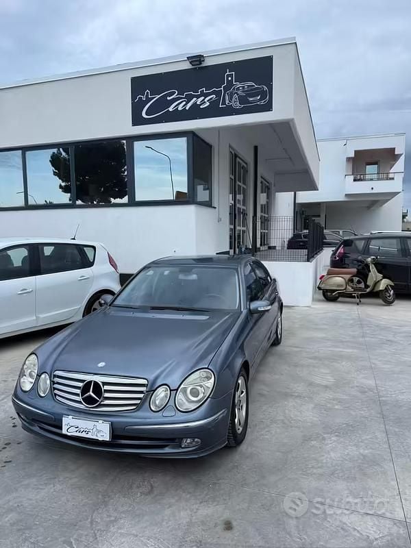 Usata Mercedes E220 Avantgarde 149 CV (109 kW) 2003 Blu Berlina