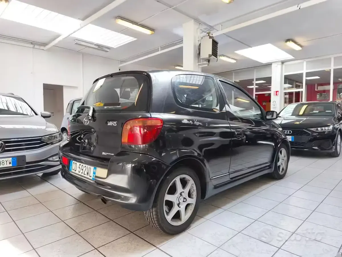 Usata Toyota Yaris Sport 106 CV (77 kW) 2002 Nero Berlina