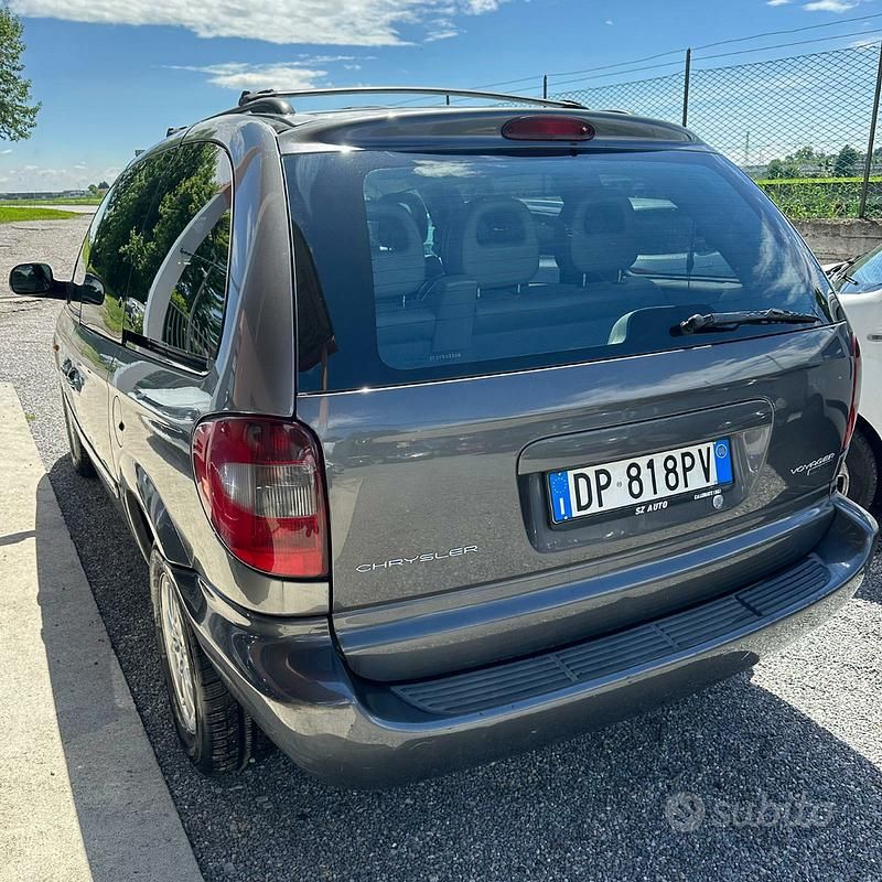 Usata Chrysler Voyager 150 CV (110 kW) 2008 Grigio Monovolume