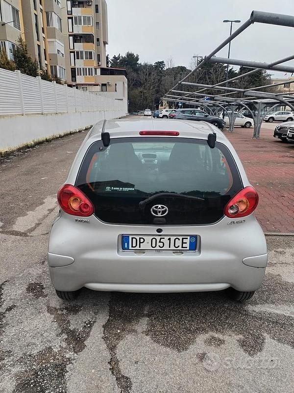 Usata Toyota Aygo 68 CV (50 kW) 2008 Grigio Utilitaria
