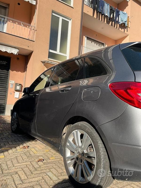 Usata Mercedes B180 Executive 109 CV (80 kW) 2012 Grigio Monovolume