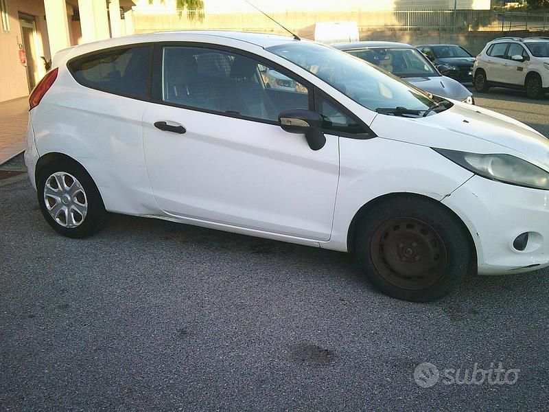 Usata Ford Fiesta 68 CV (50 kW) 2010 Bianco Utilitaria