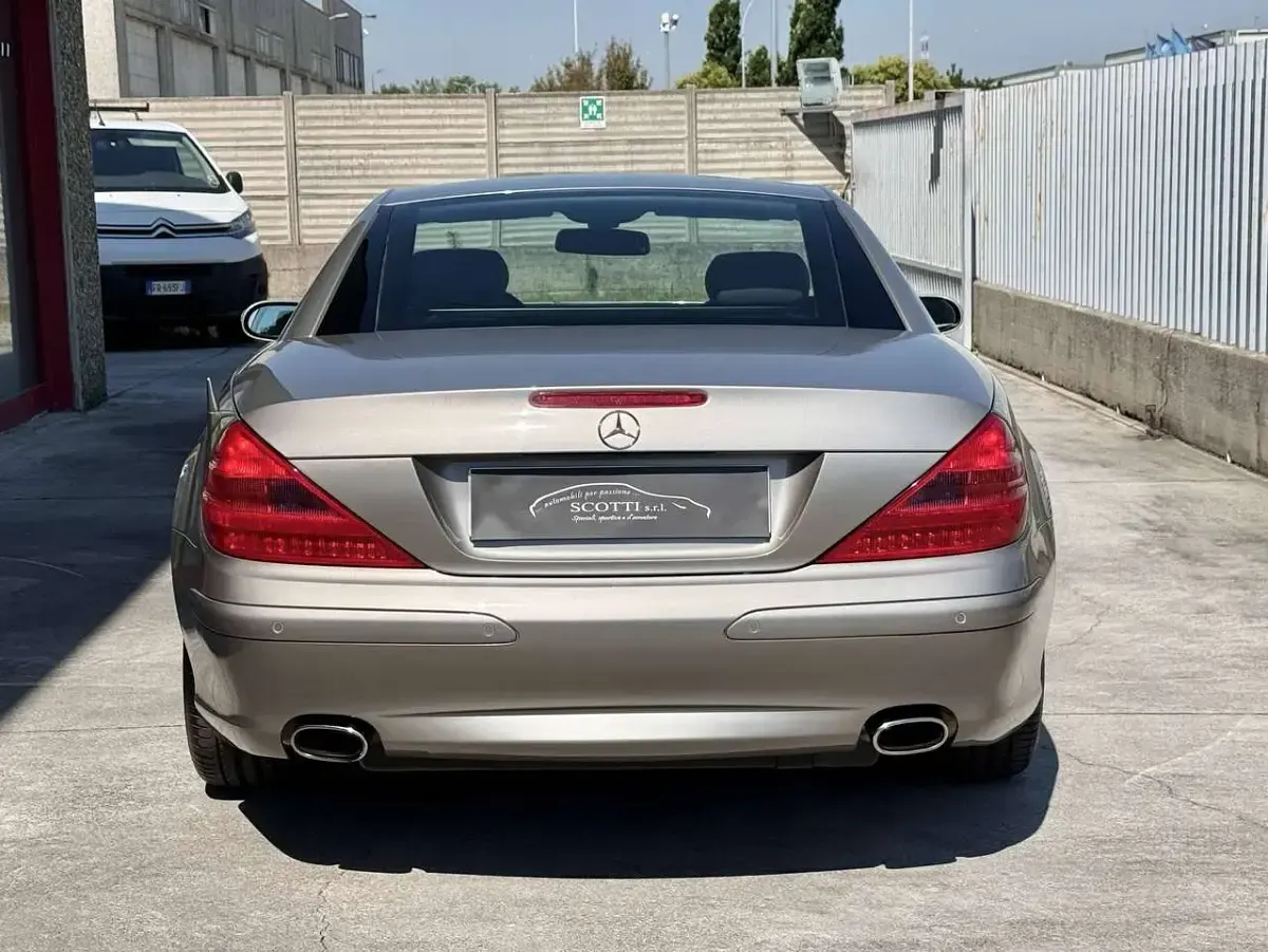 Usata Mercedes SL350 245 CV (180 kW) 2005 Argento cubanite Cabrio