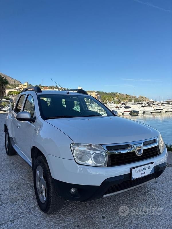 Bianco Usata 2011 Dacia Duster SUV | 7200 € (Buon prezzo) - Immagine 1/4
