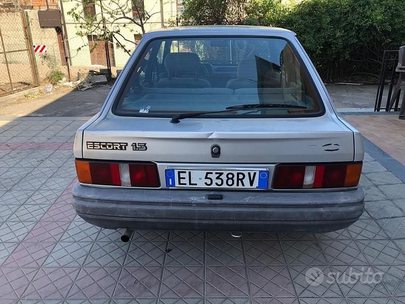 Usata Ford Escort 60 CV (44 kW) 1987 Grigio Berlina