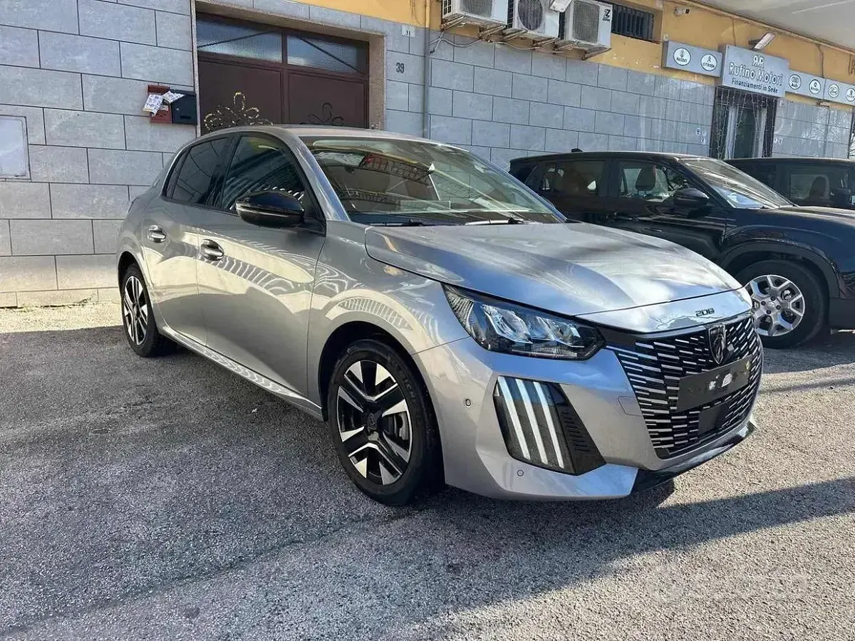Usata Peugeot 208 Allure 101 CV (74 kW) 2024 Grigio Utilitaria