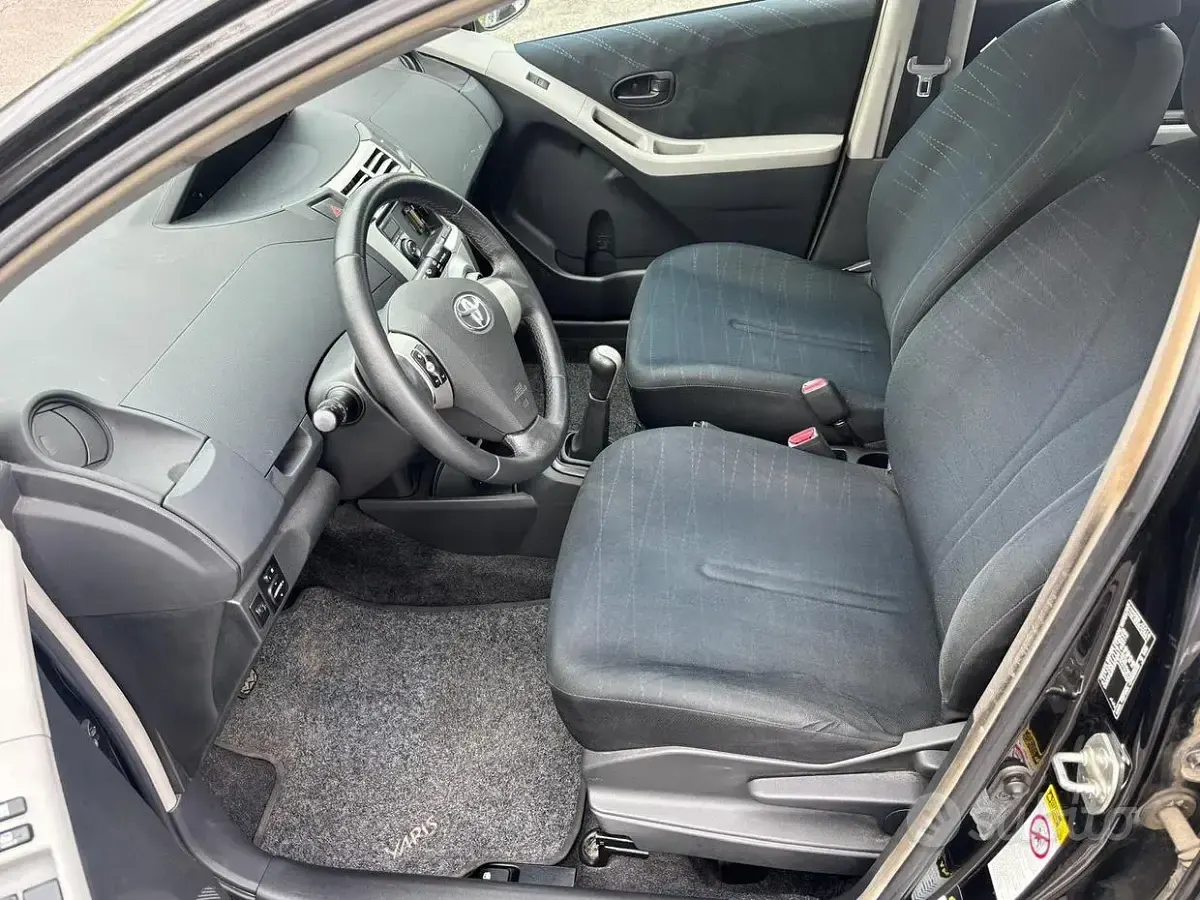 Usata Toyota Yaris Sol 69 CV (50 kW) 2008 Nero Utilitaria