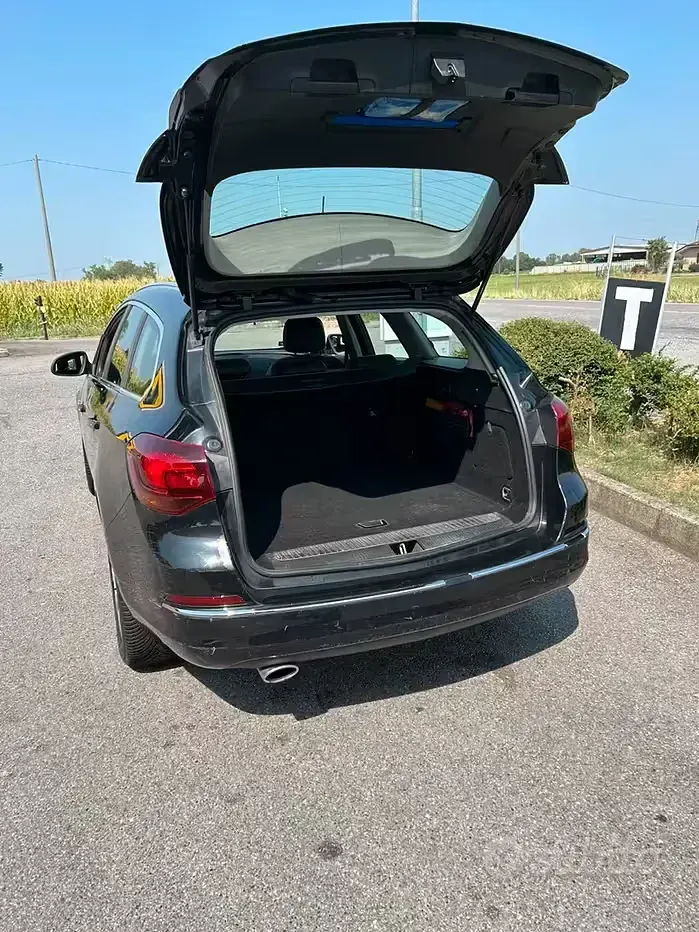 Usata Opel Astra 90 CV (66 kW) 2013 Nero Station wagon