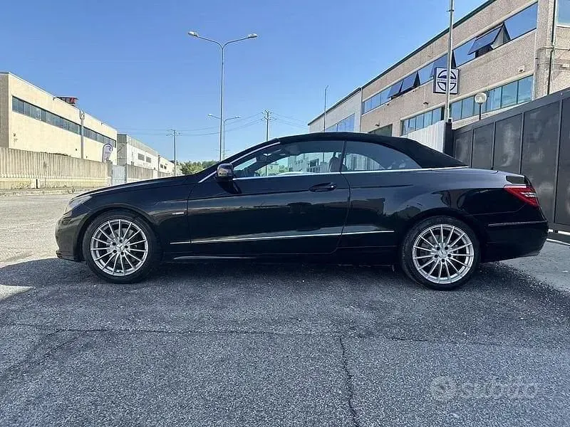 Usata Mercedes E250 Premium 204 CV (150 kW) 2010 Nero Cabrio