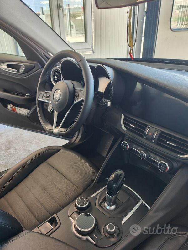 Usata Alfa Romeo Giulia 180 CV (132 kW) 2018 Blu Berlina