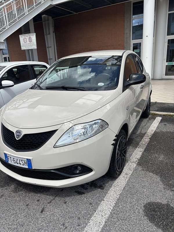 Usata Lancia Ypsilon Gold 69 CV (50 kW) 2018 Utilitaria