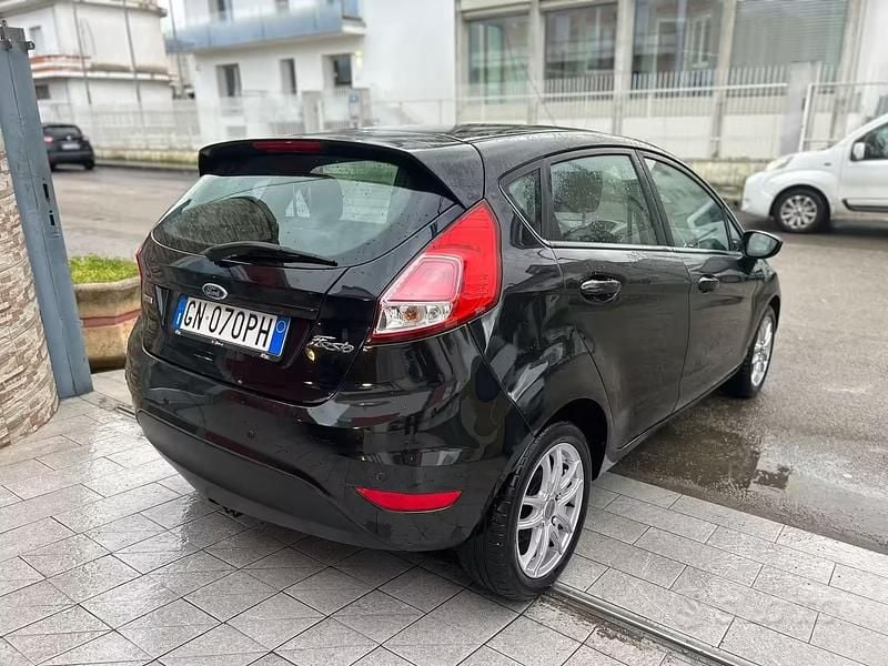 Usata Ford Fiesta 75 CV (55 kW) 2013 Nero Utilitaria