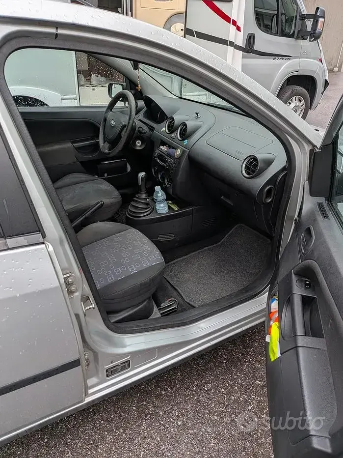 Usata Ford Fiesta 75 CV (55 kW) 2005 Grigio Utilitaria