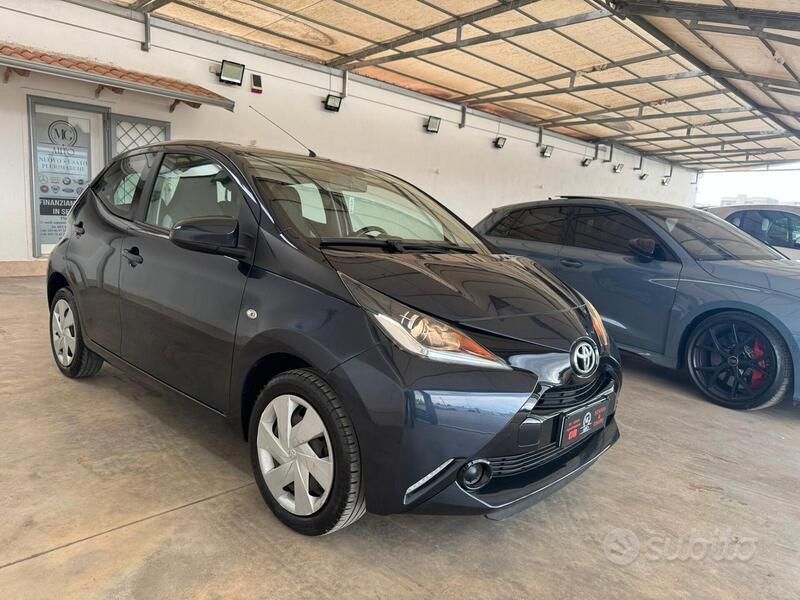 Usata Toyota Aygo Cool 69 CV (50 kW) 2017 Blu Utilitaria