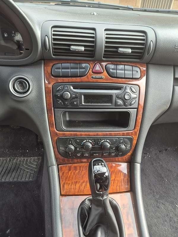 Usata Mercedes C220 Classic 143 CV (105 kW) 2003 Argento Berlina