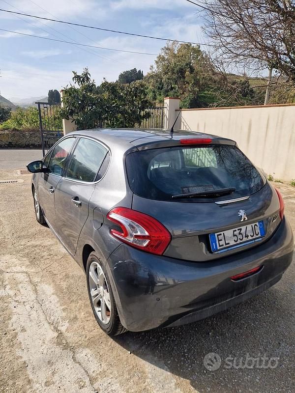 Usata Peugeot 208 92 CV (67 kW) 2012 Grigio Utilitaria