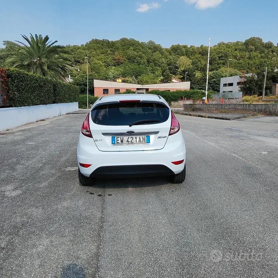 Usata Ford Fiesta 97 CV (71 kW) 2014 Bianco Utilitaria