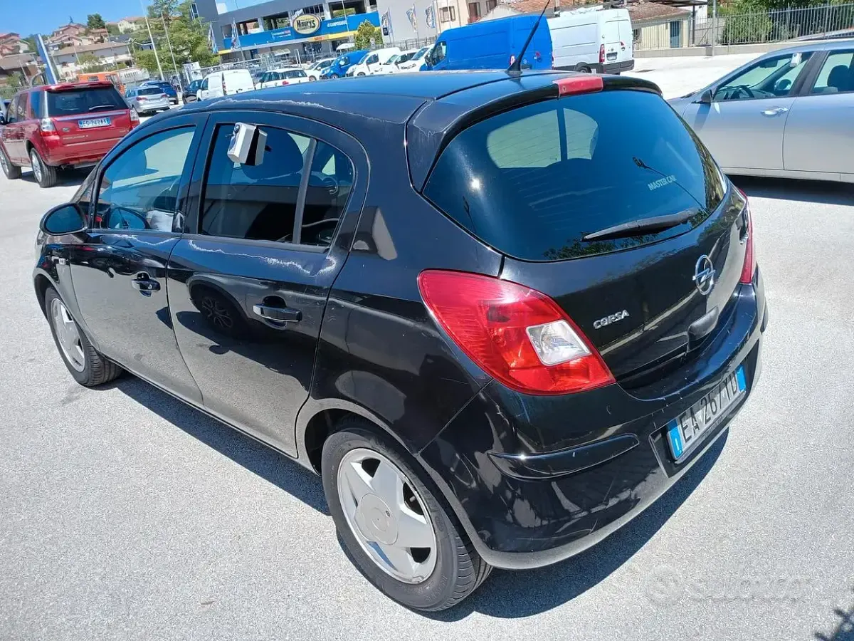 Usata Opel Corsa 75 CV (55 kW) 2010 Nero Utilitaria