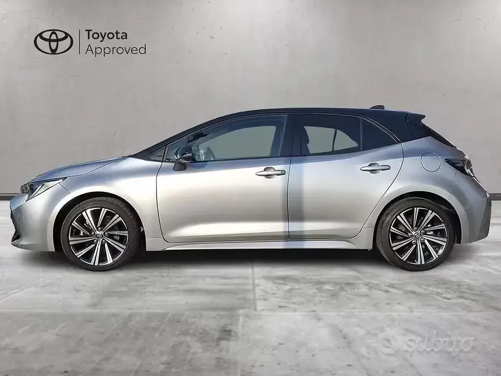 Usata Toyota Corolla Style 183 CV (134 kW) 2022 Silver met e black Berlina