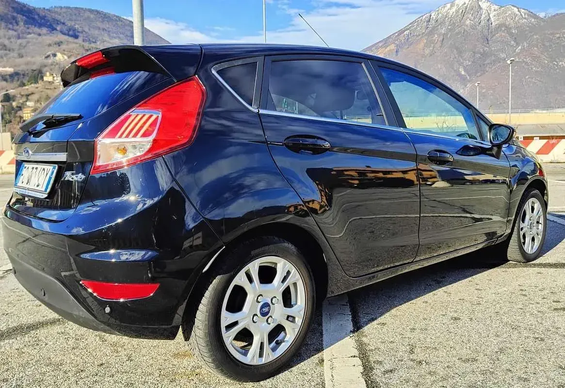 Usata Ford Fiesta Titanium 75 CV (55 kW) 2017 Nero Utilitaria